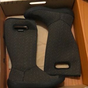 NEW Women’s Bogs summit rain boots black multi